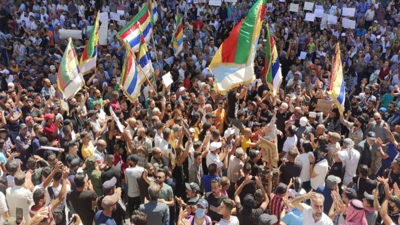 Suriyada insanlar Dəməşq hökumətinə etiraz edirlər