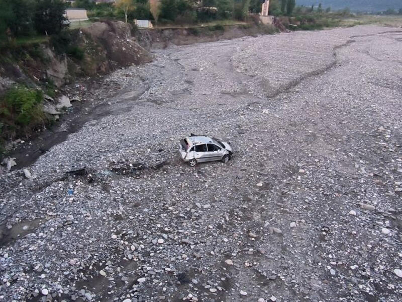 Qubada maşın aşıb, ölən və yaralananlar var - FOTO