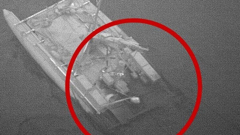 Köpək balıqları Sakit okeanda rus katamaranını batırır