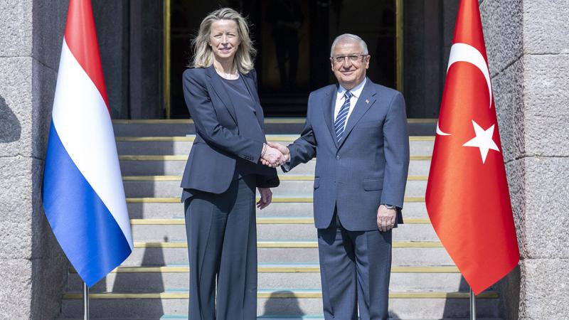 Türkiyənin Müdafiə naziri  ​​hollandiyalı həmkarı ilə görüşüb