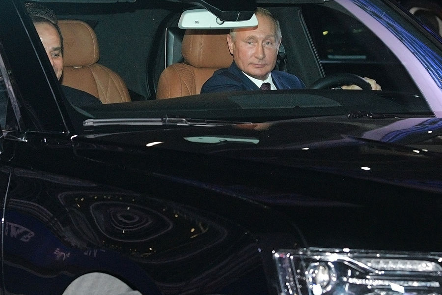 Putin Aurus avtomobillərinin nə vaxt ucuzlaşacağını deyib