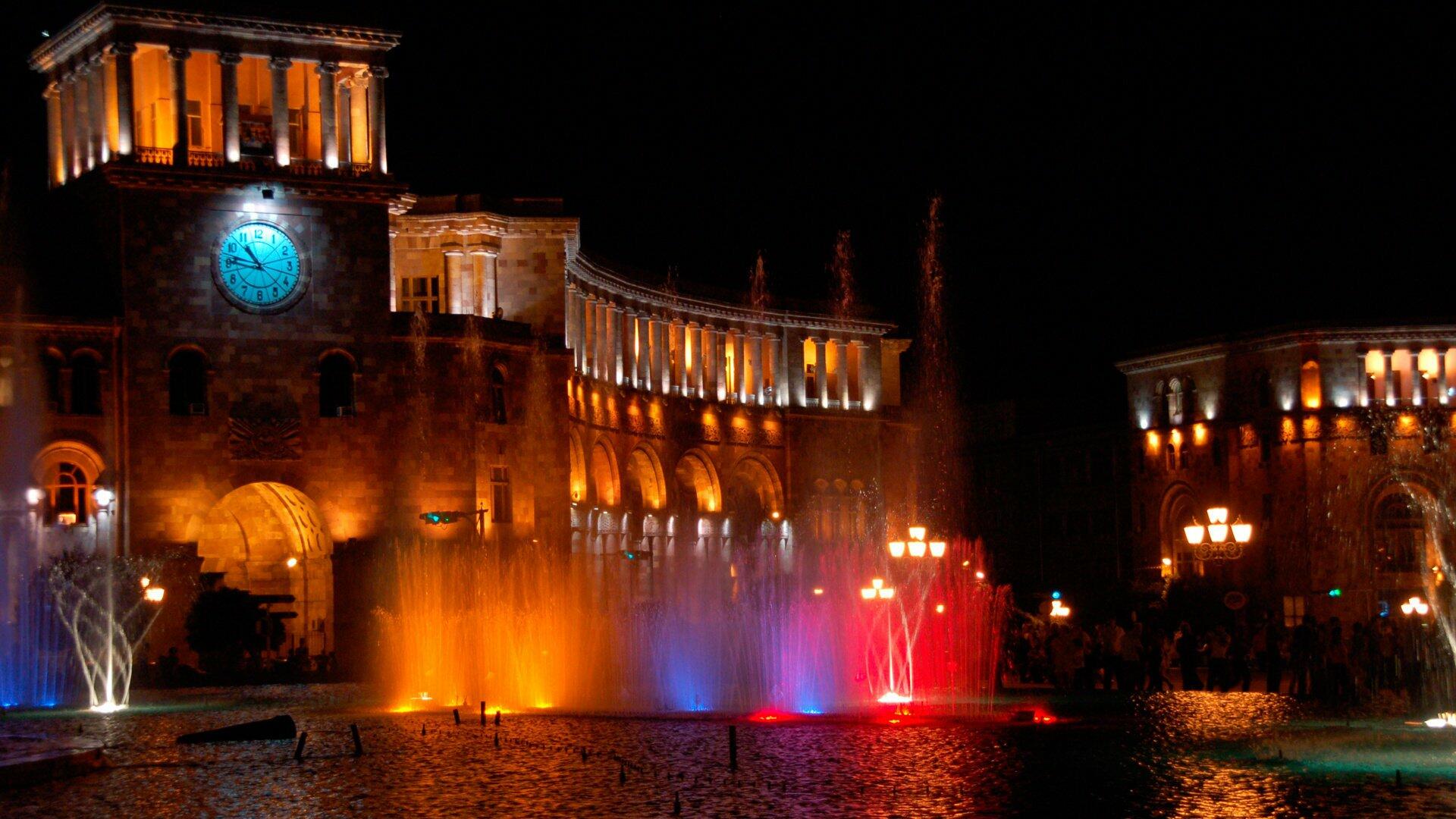 İrəvan küçələrində \\\"Qarabağ Azərbaycandır\\\" yazısı - FOTO