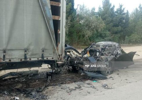 Hacıqabulda minik avtomobili TIR-la toqquşub, iki nəfər ölüb - FOTO