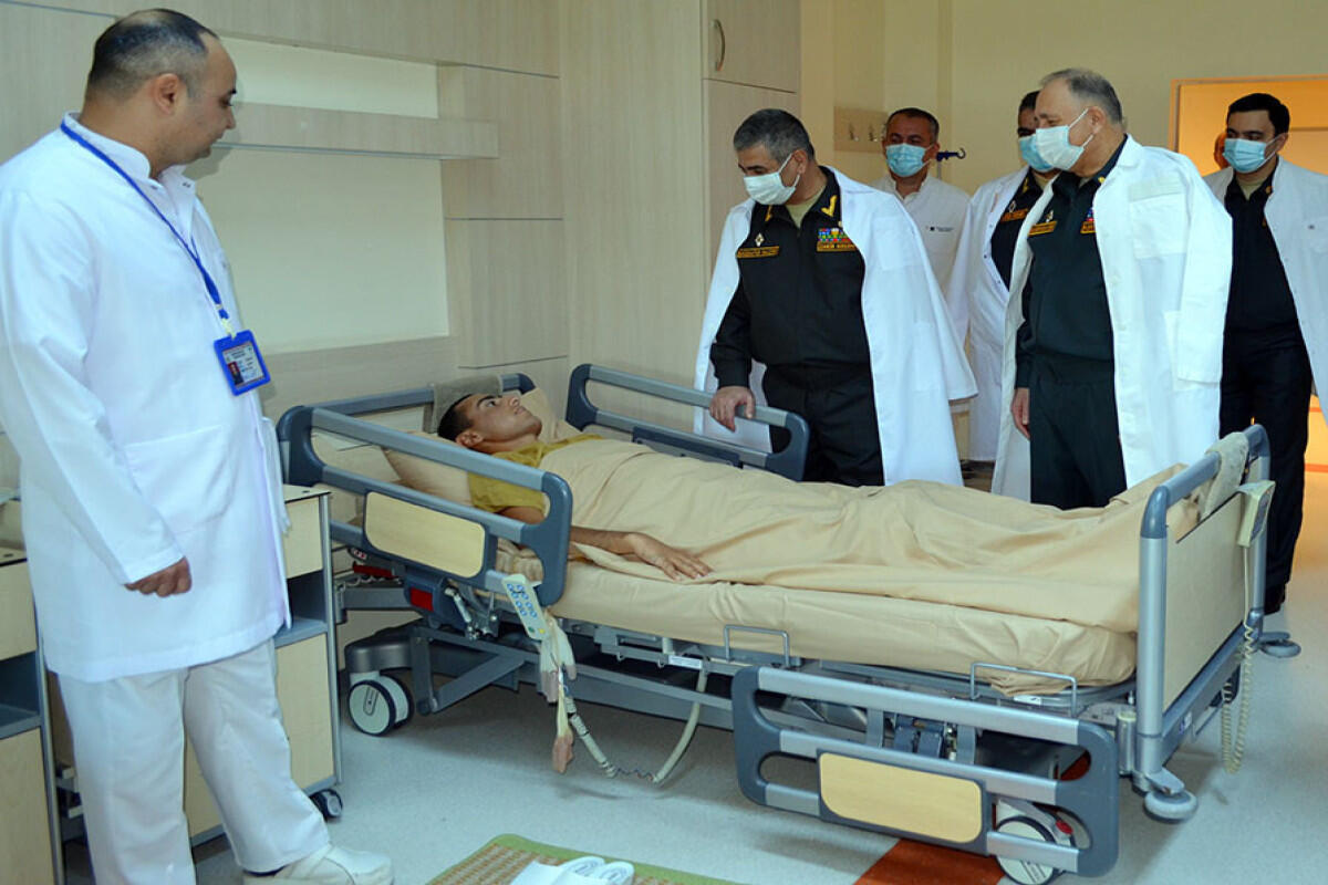 Müdafiə Nazirliyinin rəhbər heyəti hərbi hospitalı ziyarət edib - FOTO