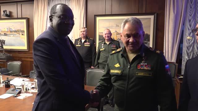 Şoyqu Cənubi Sudanın Müdafiə Nazirliyinin rəhbəri Çol Ton Balok ilə görüşüb