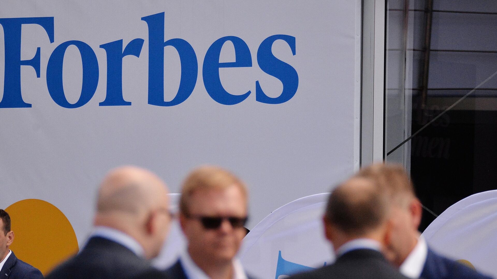 Forbes ABŞ-ın ən varlı adamını açıqlayıb