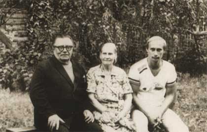 2023/10/07/1696661478_vladimir_putin_with_parents_in_1985.jpg