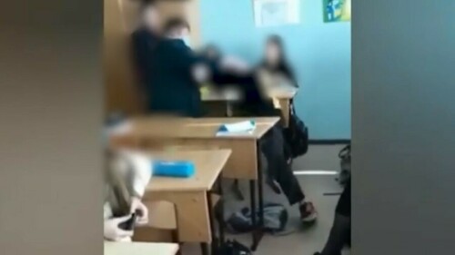 Sinif otağında iki şagirdin dəhşətli hərəkəti kameraya düşdü (18+VİDEO)