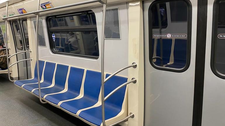 Metroda əxlaqsızlıq edən kişini kameraya çəkdilər