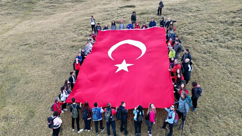 1830 metr hündürlükdə Türkiyə bayrağını açaraq  bayramı qeyd etdilər