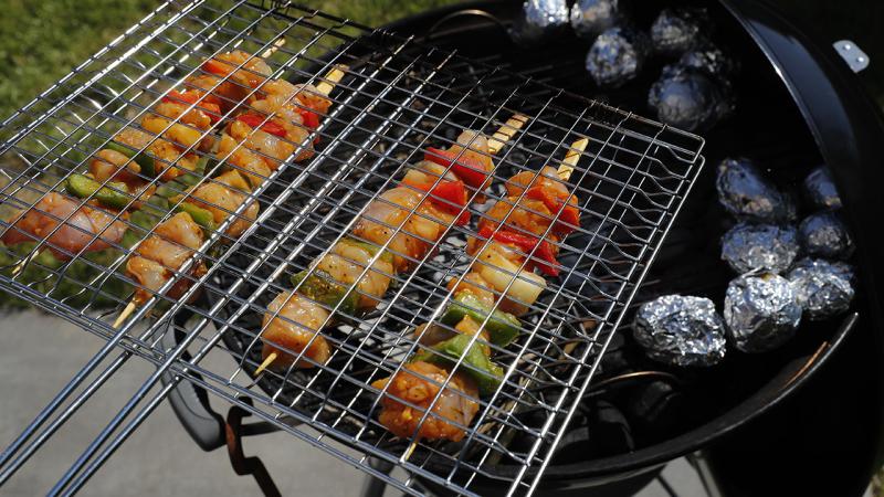 Evdə kabab çəkən kişi xəstəxanaya düşdü