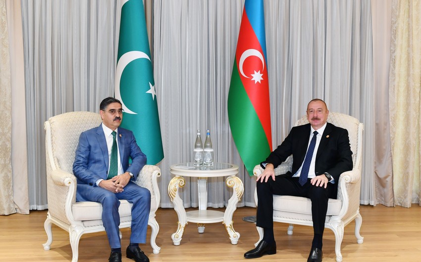 İlham Əliyev Daşkənddə Pakistanın Keçid Hökumətinin Baş naziri ilə görüşüb