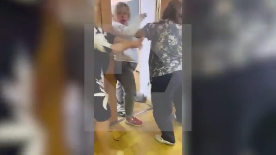 Valideynlə müəllimə sinifdə əlbəyaxa dava etdi   —   ŞOK VİDEO