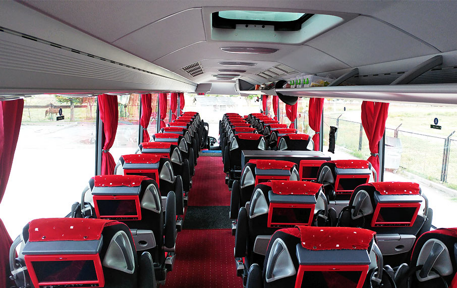 Avtobusda öpüşən cütlüyü VİDEOYA çəkdilər