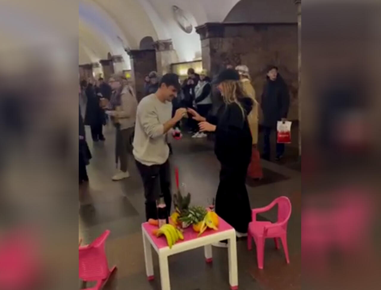 Metroda evlilik təklif etdi - həbs olundu