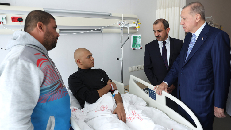 Ərdoğan Qəzzadan gətirilən xəstələri ziyarət edib