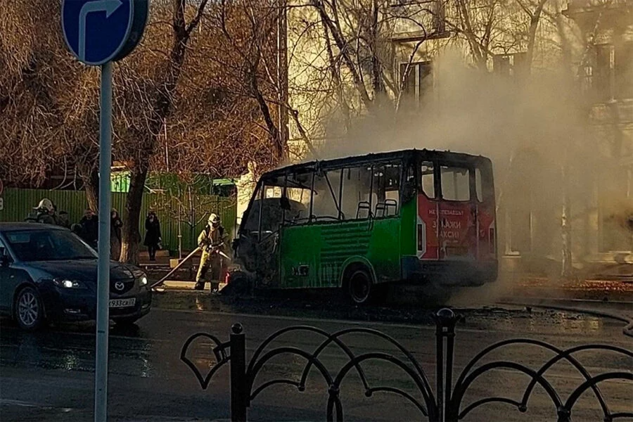 Sərnişinlərlə dolu olan mikroavtobus YANDI