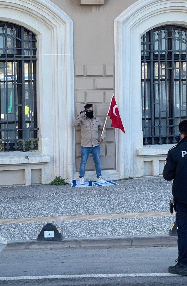 İsrail bayrağını ayaqlayan şəxs tutuldu