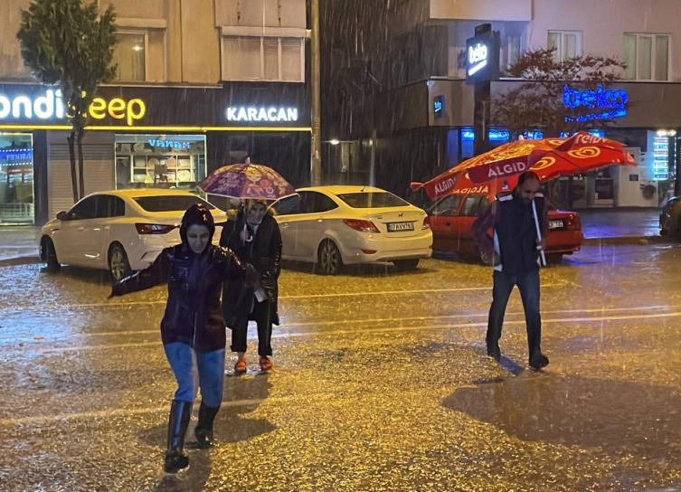 Antalyada güclü yağış: Evləri və iş yerlərini su basdı