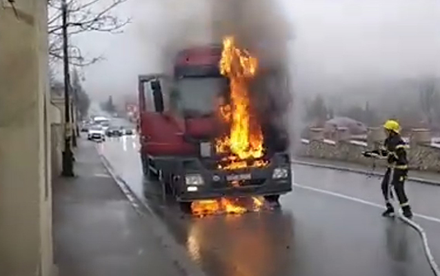 Bakı-Şamaxı yolunda yük maşını yandı - Video
