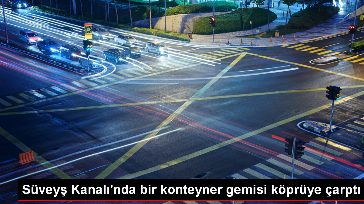 Konteyner gəmisi Süveyş kanalında körpüyə çırpılıb