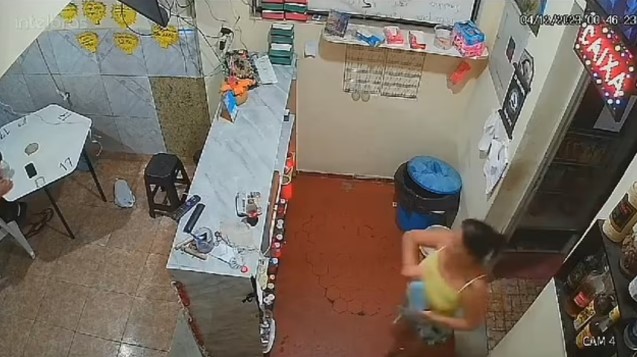 Tükürpədici hadisə kameraya düşdü: Qadın ərinə görün nə etdi (FOTO+VİDEO)