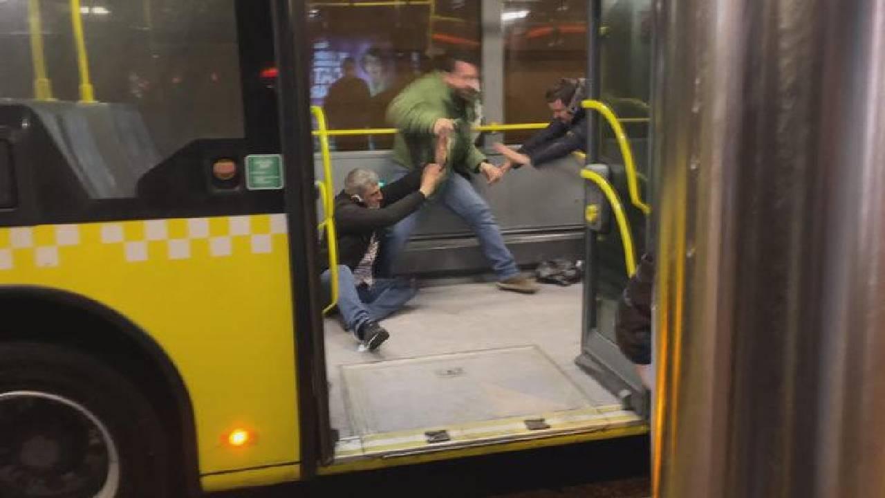 Avtobusdakı dəhşətli hadisə kameraya düşdü (18+ video)