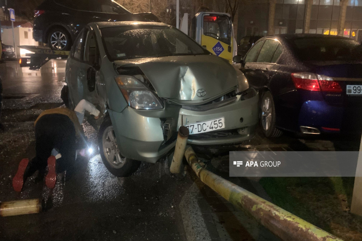 Bakıda dörd maşın qəzaya uğrayıb, qaz borusu zədələnib - FOTO