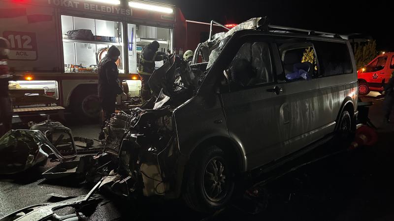 Mikroavtobus arxadan yük maşınına çırpılıb: 5 nəfər ölüb