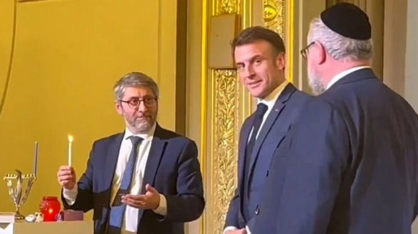 Makron qalmaqala düşüb