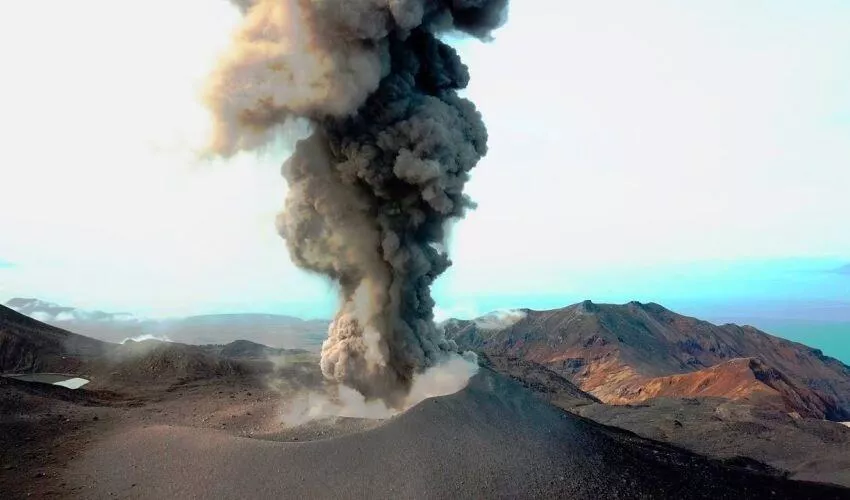 Kuril vulkanı Ebeko külünü 2,5 km hündürlüyə atıb