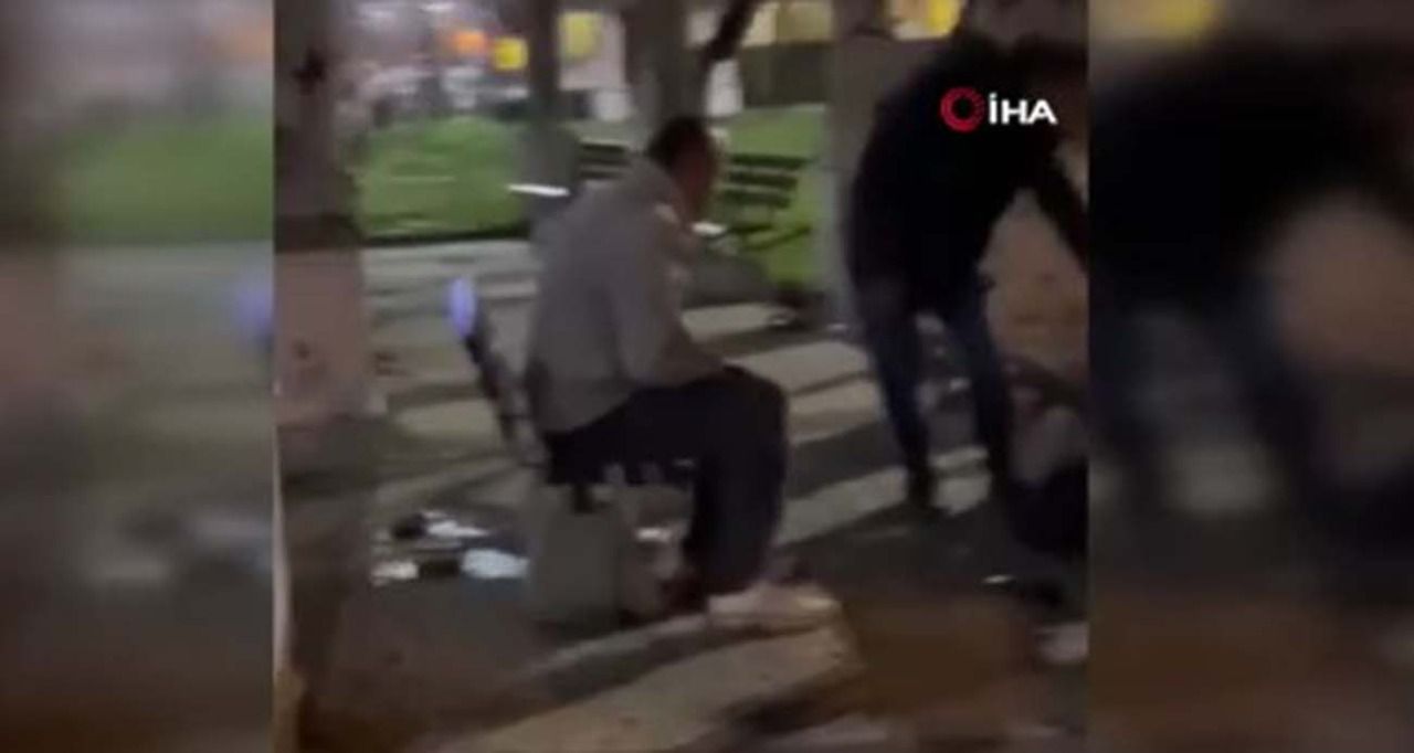 Bıçaqlanan kişi yuxu tutub küçədə yatdı  - ŞOK VİDEO