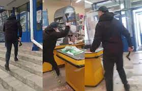 Baltalı şəxs bank filialını dağıdıb