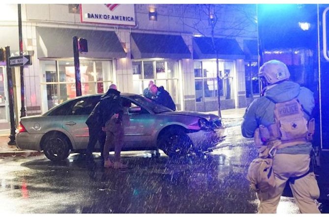 Baydenin mühafizə maşınına avtomobil çırpıldı - Çaxnaşmaya səbəb oldu