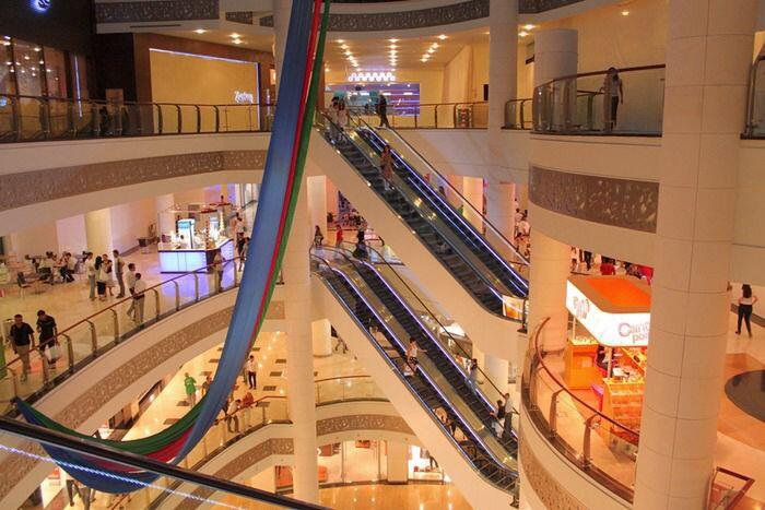 Azərbaycanda \\\"mall\\\"da qadınlar saçyolduya çıxdı - VİDEO