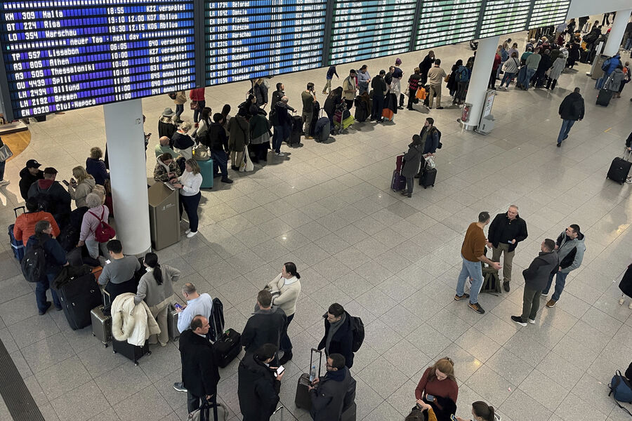 Berlin hava limanında onlarla reys təxirə salınıb