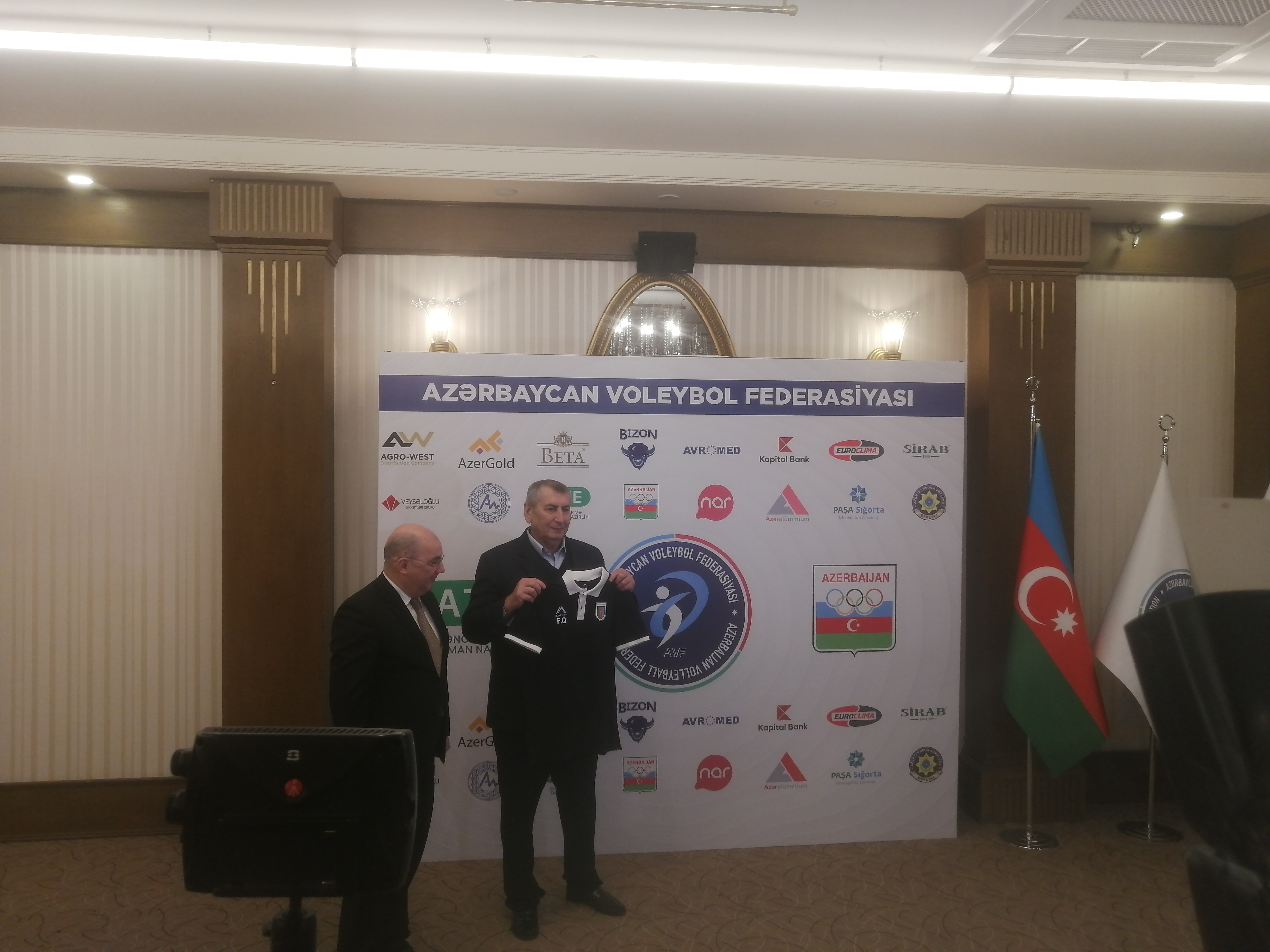 Şahin Bağırov Faiq Qarayevə forma hədiyyə etdi