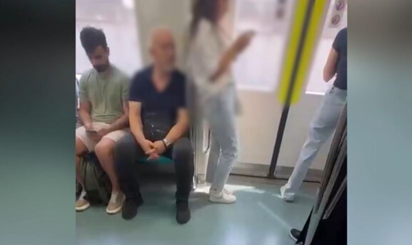 İstanbulda&nbsp; metroda qadına əxlaqsızlıq edən kişi tutuldu&nbsp; -&nbsp; VİDEO&nbsp;