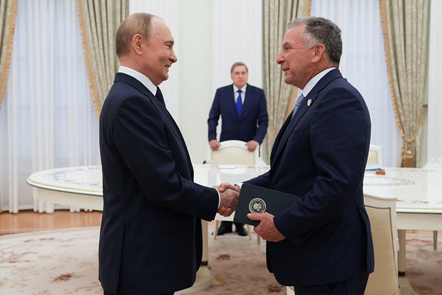 Putin ABŞ-ın xüsusi nümayəndəsi ilə əl sıxıb