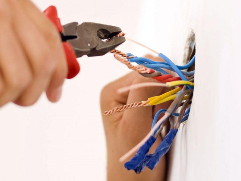 Elektrik naqilləri ilə oynayan yeniyetməni \"tok\" vurdu