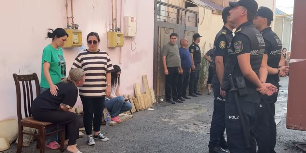 Ana-balanın  yanıb öldüyü yerdən DƏHŞƏTLİ GÖTÜNTÜLƏR: \"Əlləri qap-qara idi...\"