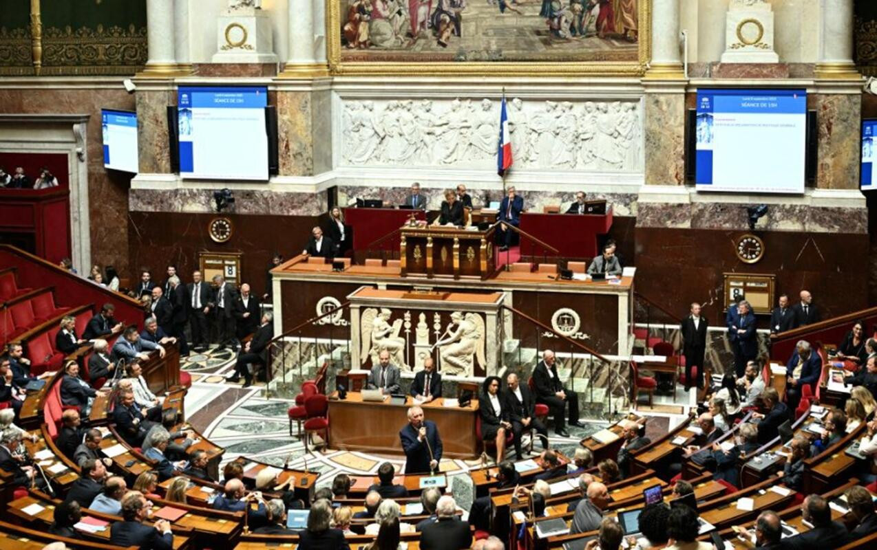Fransa parlamenti kabinetə etimadsızlıq səsverməsini keçə bilməyib