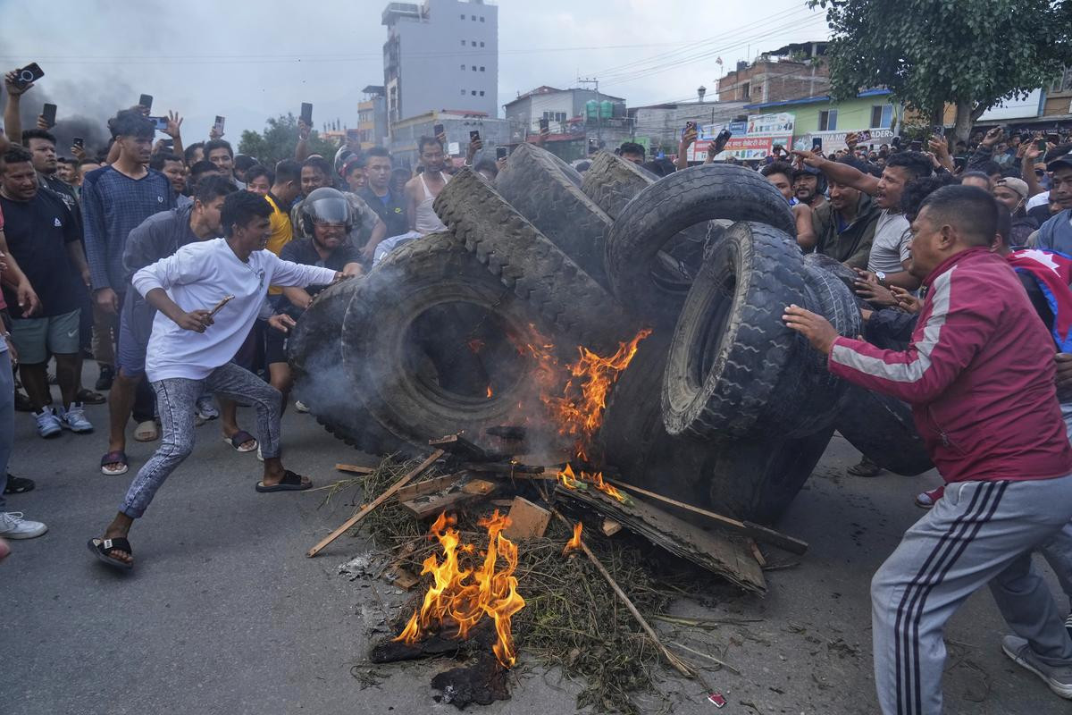 Nepalda GƏRGİNLİK:  Baş naziri və arvadını döyüb xəstəxanalıq etdilər  - VİDEO 