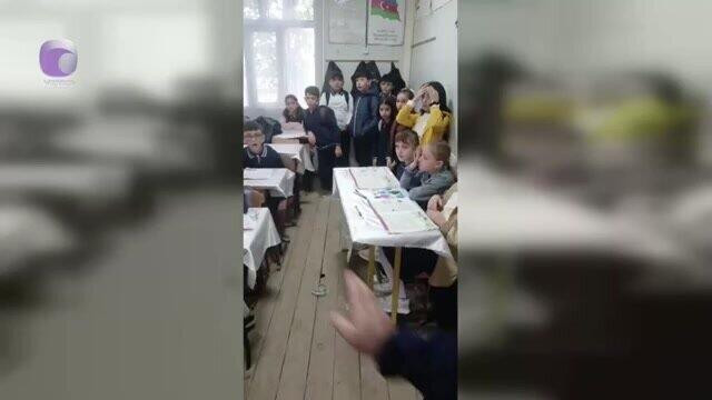 Bu məktəbdə şagirdlər dərsi ayaqüstə öyrənirlər - oturmağa yer yoxdur - VİDEO