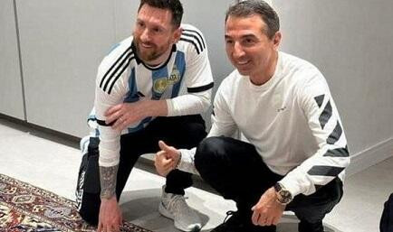 Əhmədzadənin arxasında kim dayanır? 