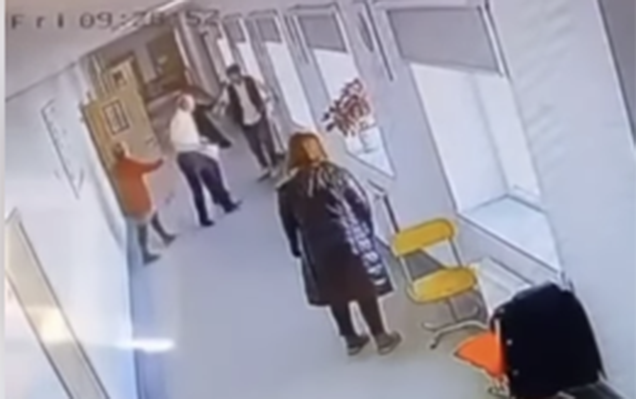Məktəbdə direktor müavini şagirdlə xadiməni döyüb - Video&nbsp;