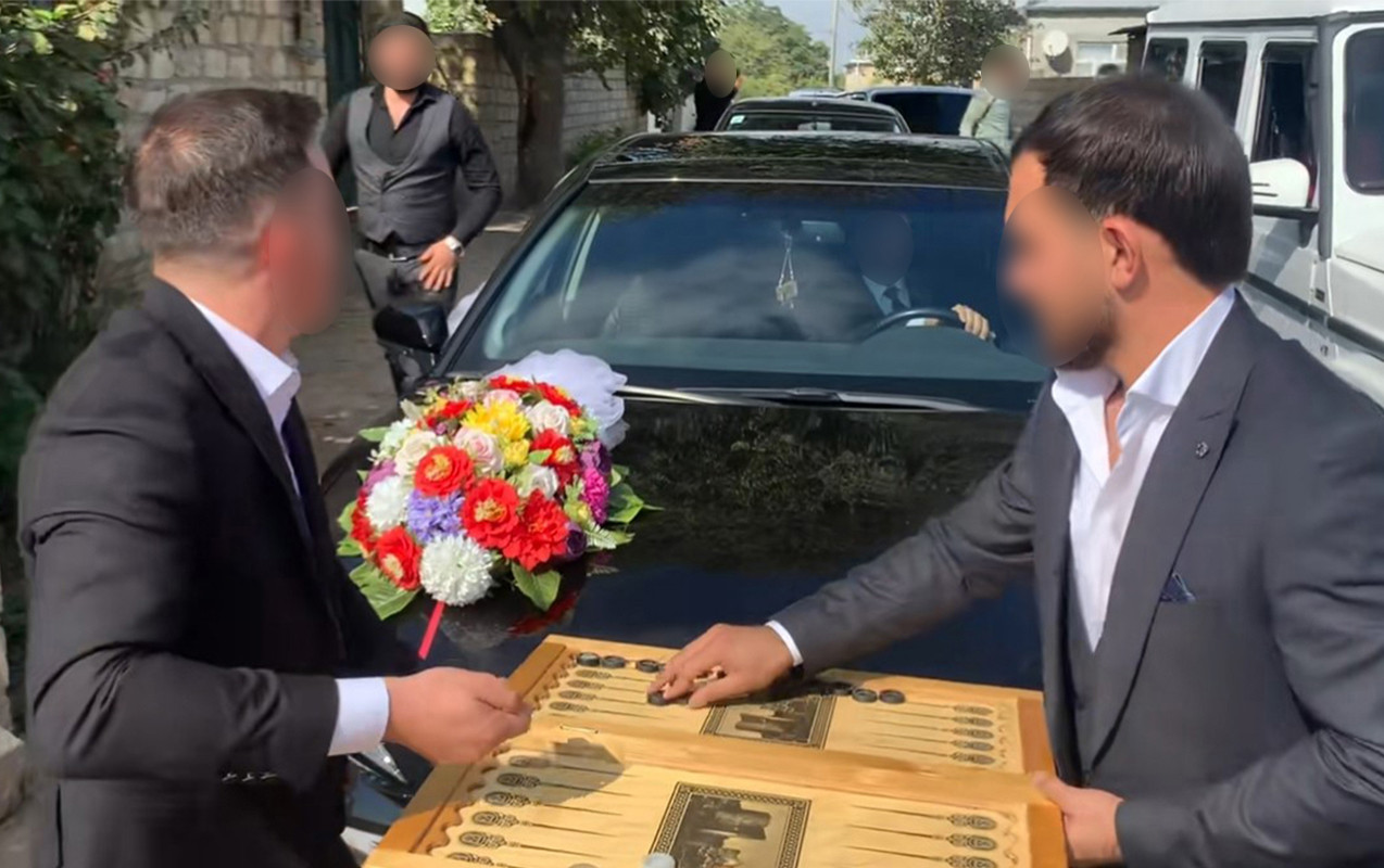 Gəlin maşınının qarşısını kəsib nərd oynadılar - Bəyin 4 dostu həbs edildi&nbsp;