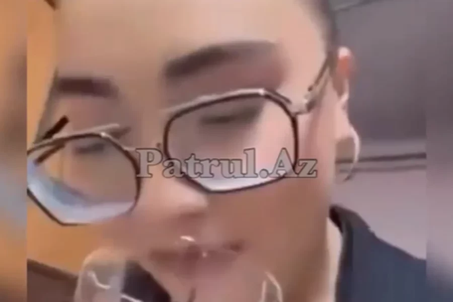 Stəkana tüpürüb müştərilərə çay süzdü, işdən çıxarıldı - Video 