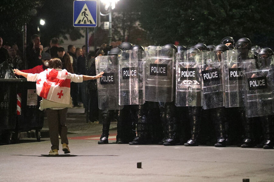 Gürcüstanda mitinq zamanı 14 polis əməkdaşı yaralanıb