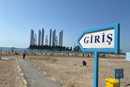 Noyabrda dənizdə çimdi - \"Şıxov\" çimərliyindən VİDEO&nbsp;